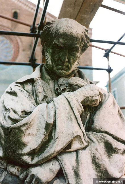 Monumento raffigurante G.D.Romagnosi - Piacenza in Piazza S. Francesco. 